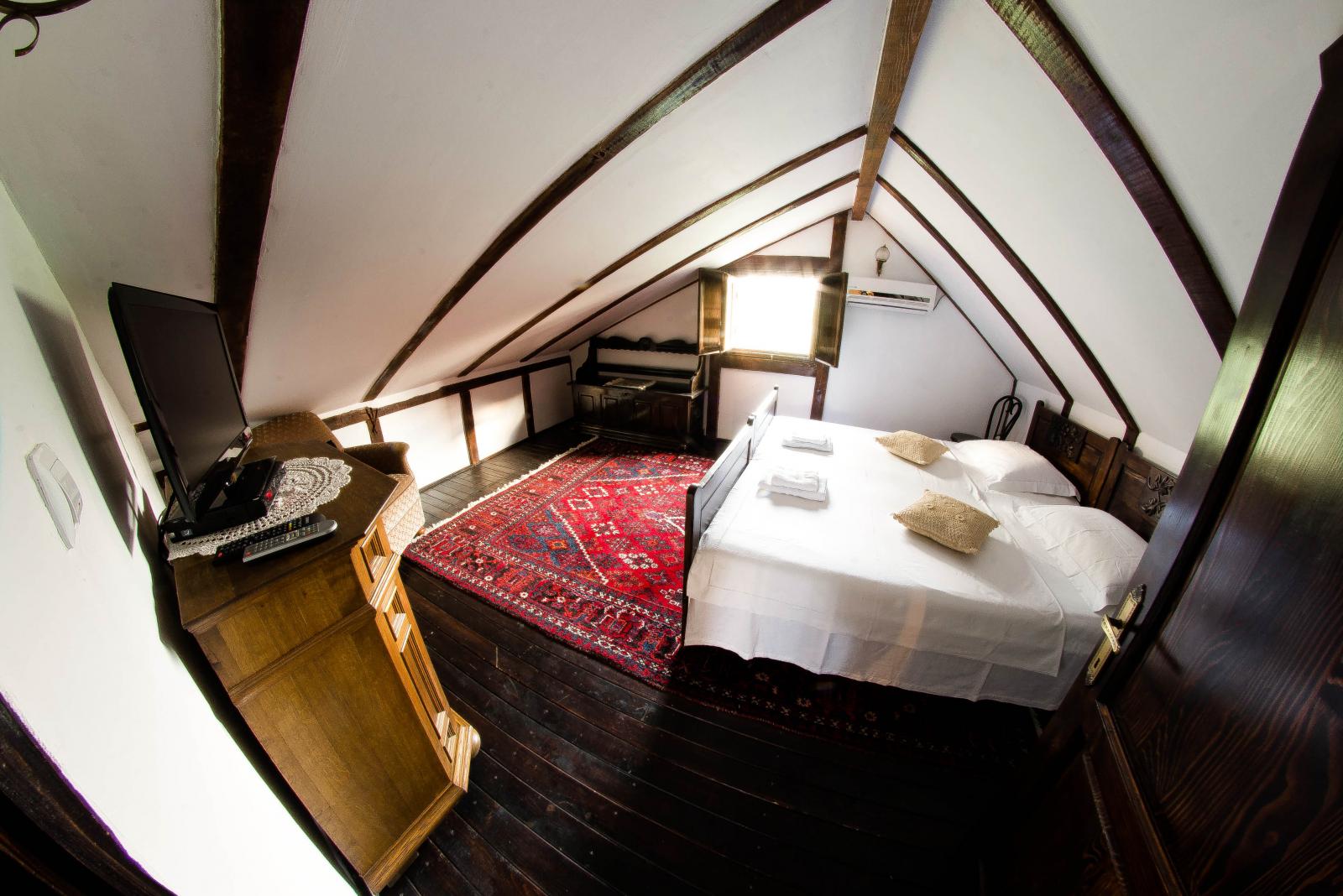 https://www.travlocals.com/uploads/2020/01/casa-veche-5.jpg