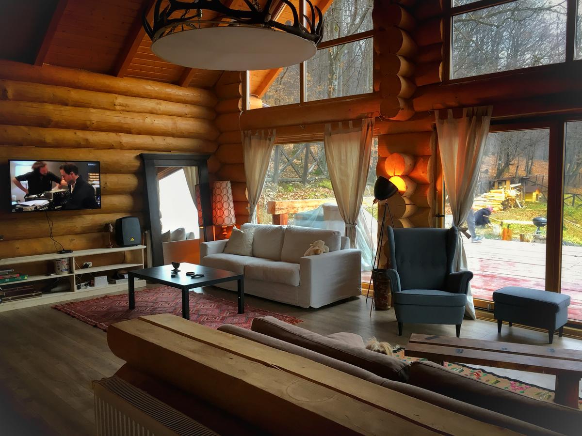 https://www.travlocals.com/uploads/2020/01/green-cottage-8.jpg
