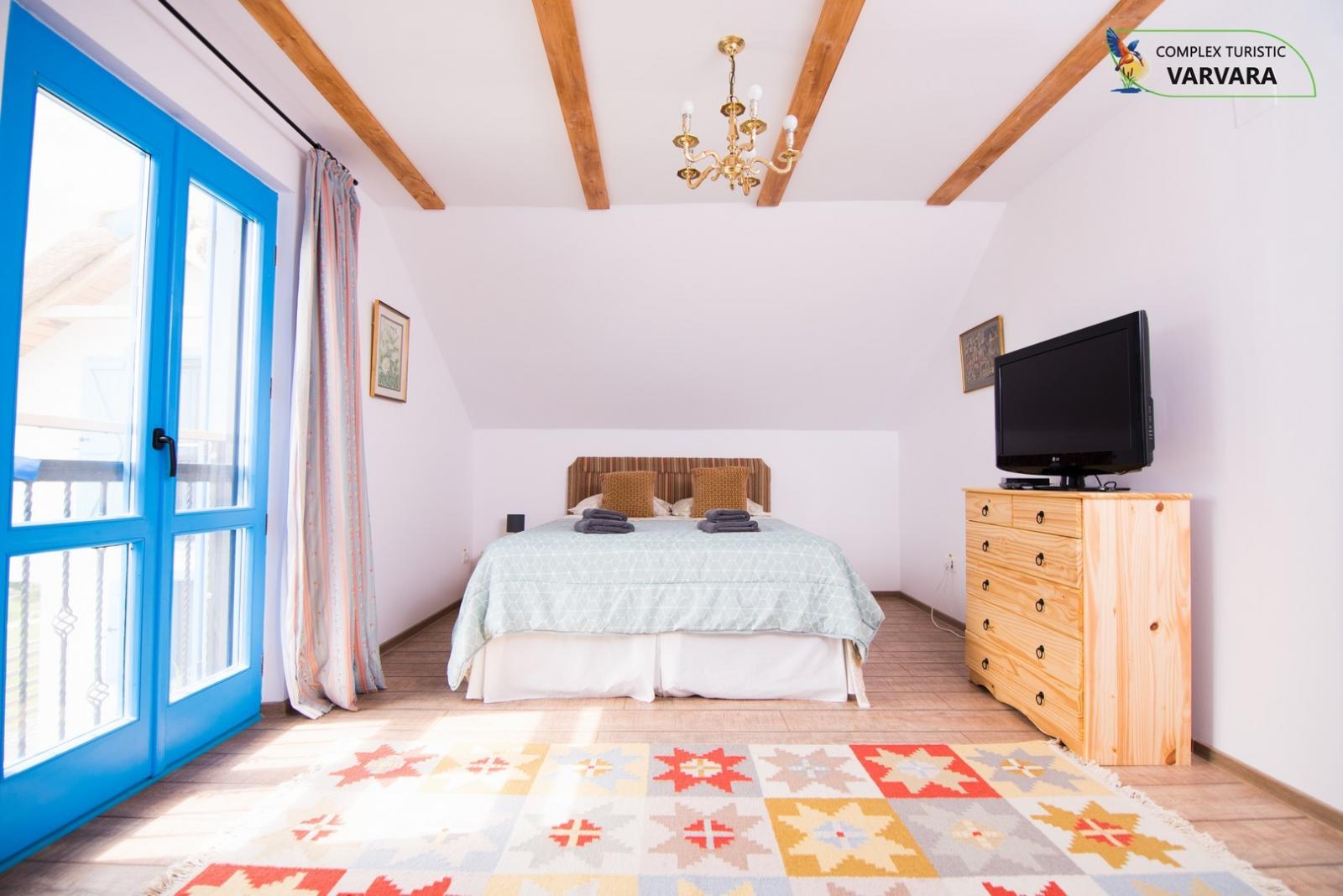 https://www.travlocals.com/uploads/2020/01/lakeview-house-3.jpg