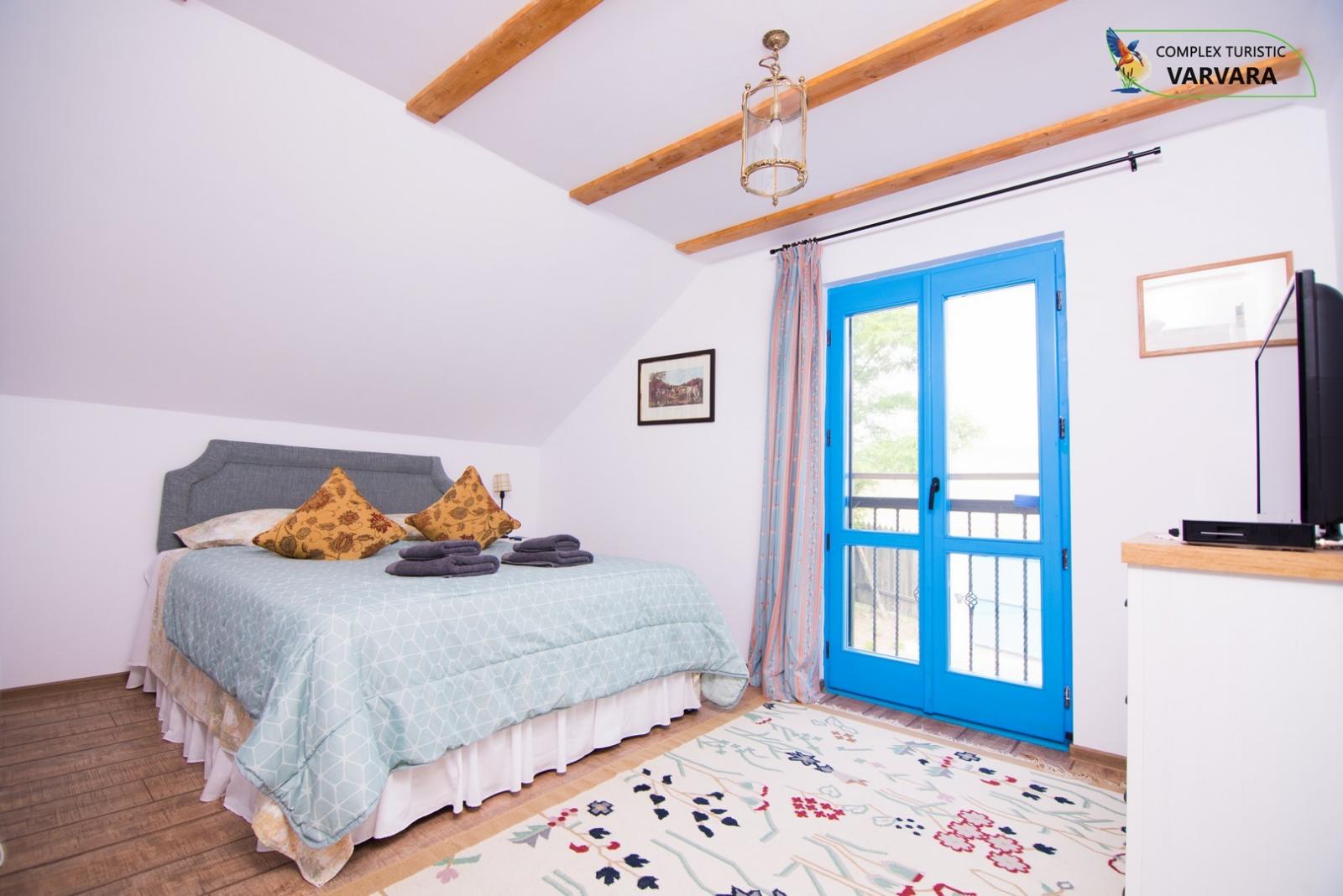 https://www.travlocals.com/uploads/2020/01/lakeview-house-4.jpg