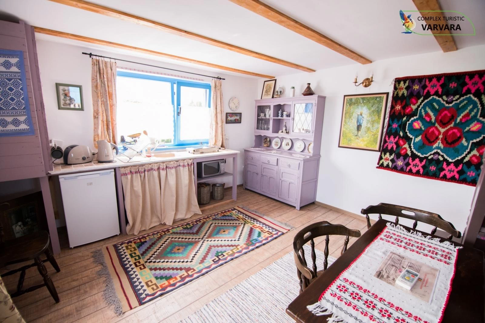 https://www.travlocals.com/uploads/2020/01/lakeview-house-5.webp