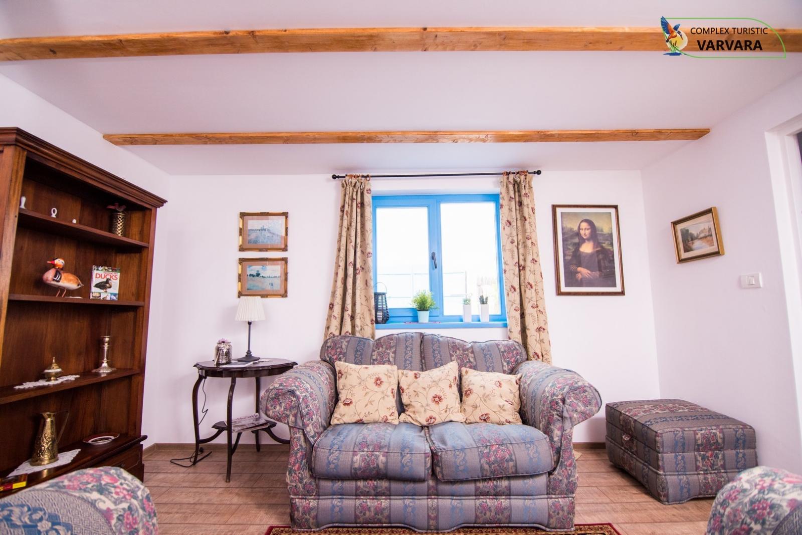 https://www.travlocals.com/uploads/2020/01/lakeview-house-6.jpg