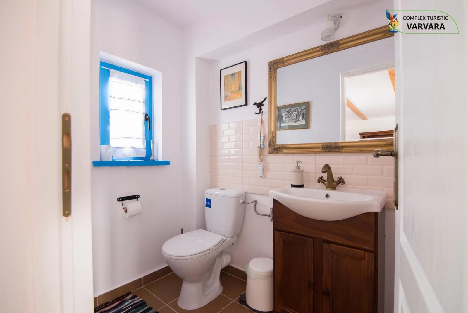 https://www.travlocals.com/uploads/2020/01/lakeview-house-7.webp