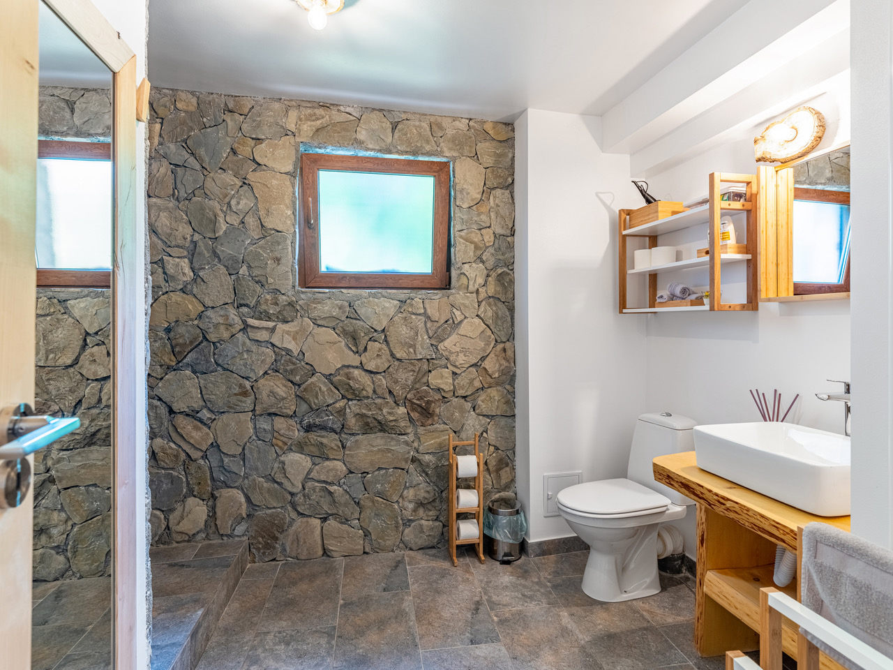 https://www.travlocals.com/uploads/2020/07/Boarders-Cottage-12.jpeg