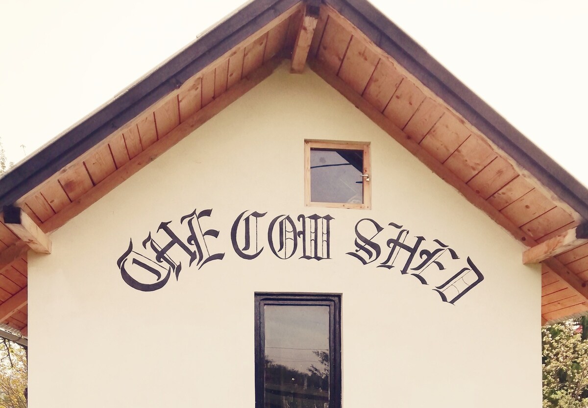 https://www.travlocals.com/uploads/2020/07/the-cow-shed-13.jpg