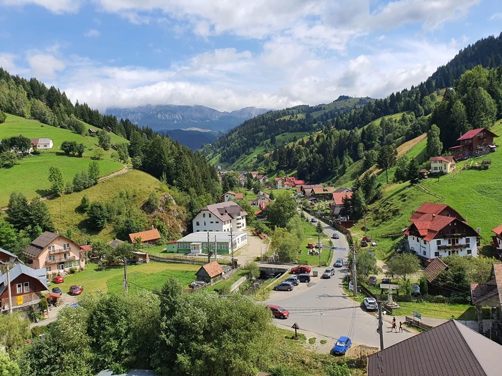 https://www.travlocals.com/uploads/2021/05/panorama-din-spatele-casei-1.webp