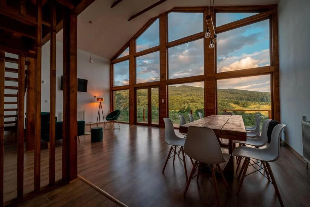 https://www.travlocals.com/uploads/2021/08/310405046.webp